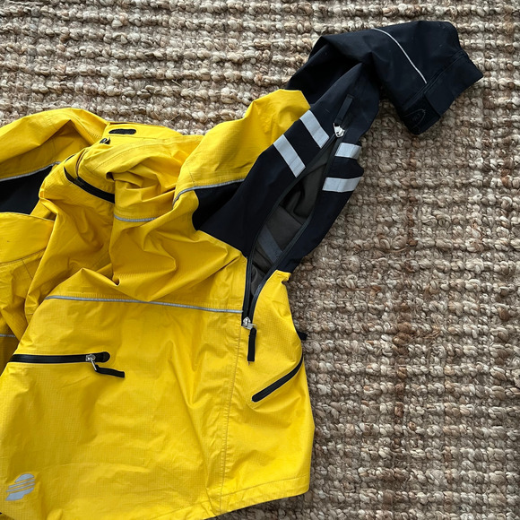 Performance GORE-TEX Cycling Jacket – Men’s Large-Yellow/black – Made in Canada - Picture 3 of 10